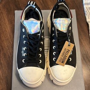 Womens 6

Palladium 

Revolt lo tx

New with manufacturer flaw

**